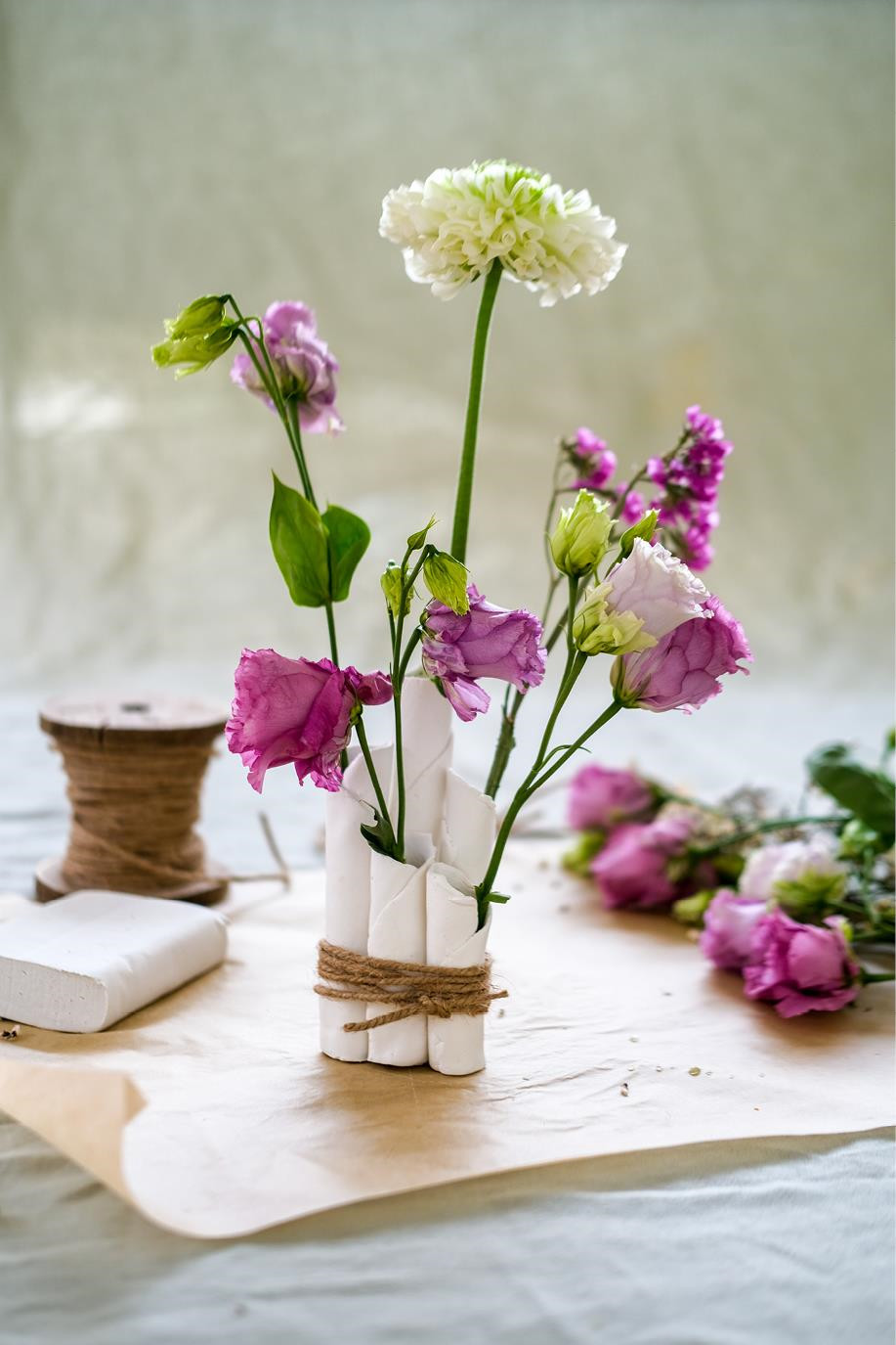 Customiser un vase à l'aide de pâte autodurcissante - Marie Claire